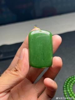 碧玉辣绿无事牌吊坠