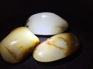 和田玉原石一刀切,单车变跑车,喝口小酒压压惊