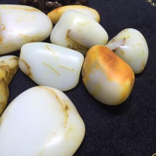 新疆和田玉原石籽料,雪绒花矿区2017年6月